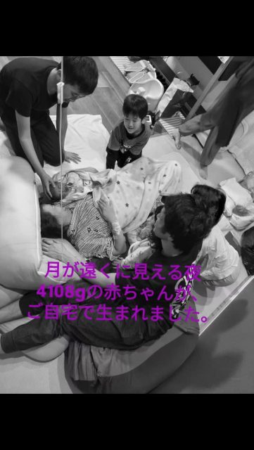 月が遠くに見える夜に、4108gの赤ちゃんがご家族に見守られながら生まれました。お兄ちゃん、お姉ちゃんの優しいかけ声とお母さんに触れる小さな手が命の誕生に貢献されました。そして赤ちゃんは生まれた時から家族のもとへ。
助産師万歳！！