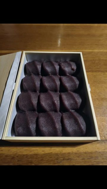 小学校6年生の修学旅行のお土産を頂きました。お二人の方が広島県とお伊勢さんに行かれ、もみじ饅頭と赤福餅を頂きました。お二人のお土産リストに助産師を入れて頂くなんて光栄です。助産師が地域、人々の生活に入りつつあるのかな。とても嬉しい。助産師万歳！！