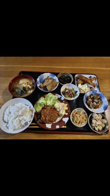 津田助産院の産後ケア。
最近、産後ケアをご利用される方は週末が多い。お兄ちゃんやお姉ちゃんの保育園が休みなので、お兄ちゃんとお姉ちゃんの育児が増す。しかしパパは週末休みたい。津田助産院では、お兄ちゃん、お姉ちゃんは近くの小学生・中学生・高校生の育児ボランティア、抱っ子隊がサポート。ママさんからの「髪を洗えました」の言葉が、育児からくる非日常的現実な姿が見える。とにかくママさんは休息し、一旦リフレッシュし、育児のしんどさを語る事。きっとそこから余裕が生まれ、笑顔で赤ちゃんの声を聞く事ができます。それまで助産師が寄り添います。