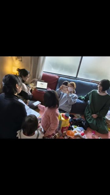 8分間の発表にママの魂を込めて。
子ども食堂・赤ちゃん食堂にママさん達のピアサポート軍団が津田助産院に集結。最終選考に向けてママさんが発表の練習。傾聴して感動。涙。えっ!ママってこんなに強かった!?命を育んでいるママは強い。12/13(土)13:00~岸和田市福祉総合センター・opsol大会議室で、ママさん達の思いが響く事でしょう。強いママさん達に会えます!
第7回きしさぽアイデアコンテスト最終選考会
twins ❤(ツィンズ ハート)
笑顔あふれる多胎児サポート